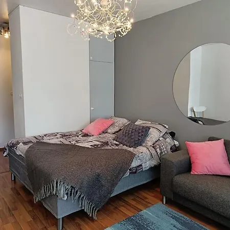 Ihana Yksioe Joen Ja Torin Laehellae