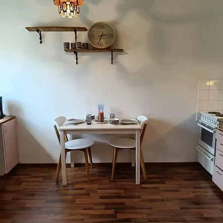 Ihana Yksioe Joen Ja Torin Laehellae