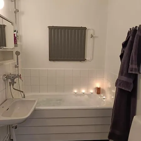 Ihana Yksioe Joen Ja Torin Laehellae *