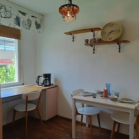 Ihana Yksioe Joen Ja Torin Laehellae